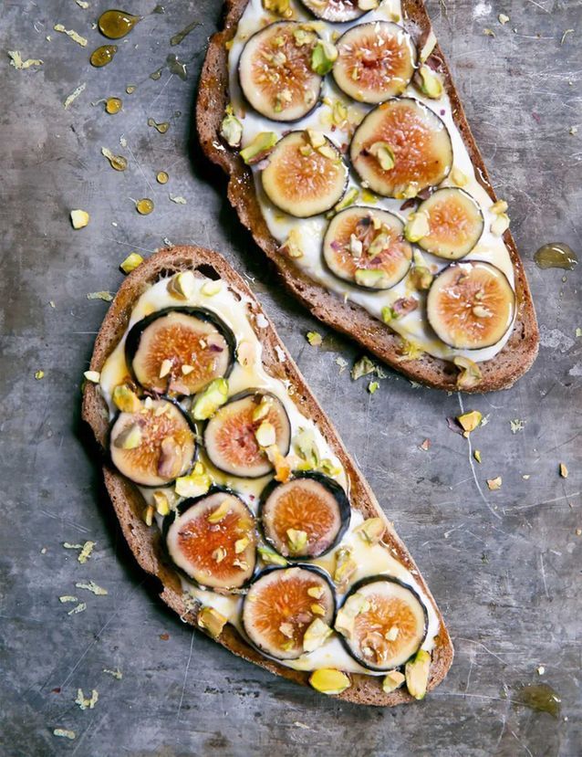Tartines de figues, pistaches et ricotta