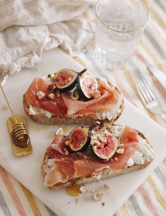 Tartines de jambon de Parme, figues et noisettes