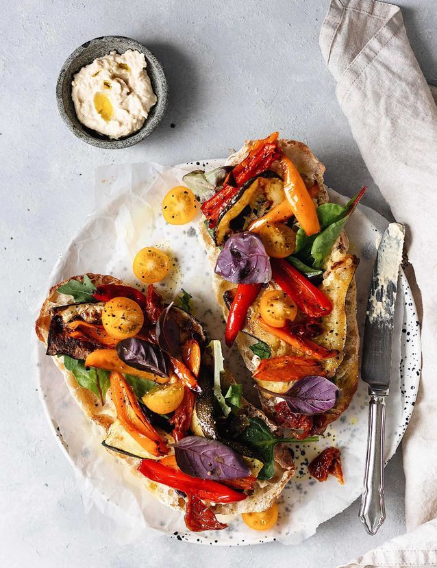 Tartines de légumes d’été rôtis