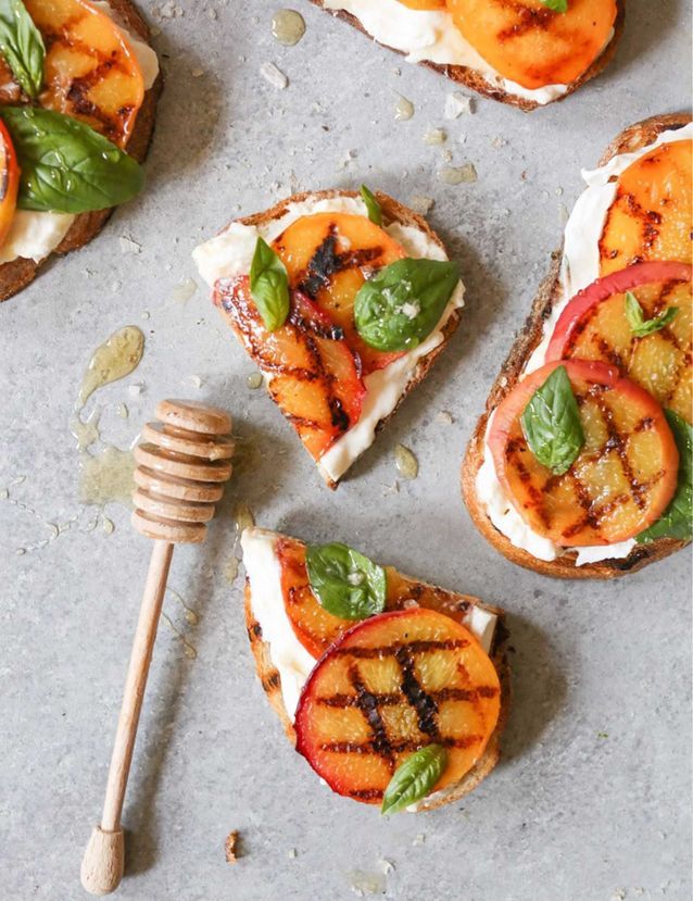 Tartines de pêches, burrata et basilic