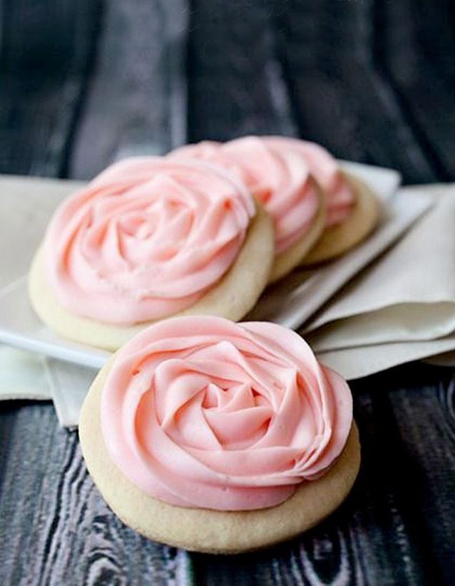 Cookies rose cake