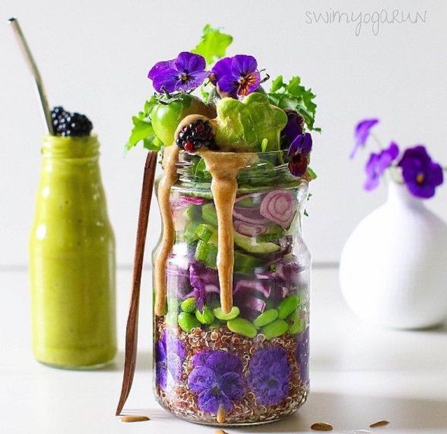 Salade bicolore aux fleurs en bocal