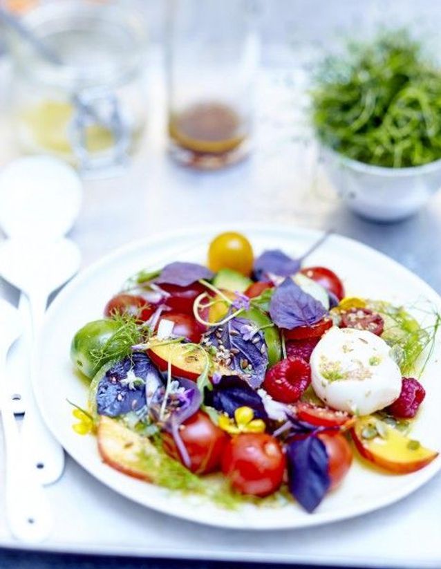 Salade de tomates, fruits, fleurs et burrata au basilic pourpre
