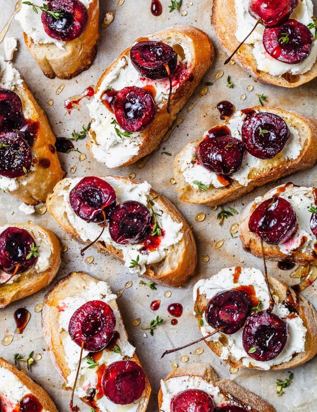 Tartines de cerises rôties et fromage de chèvre