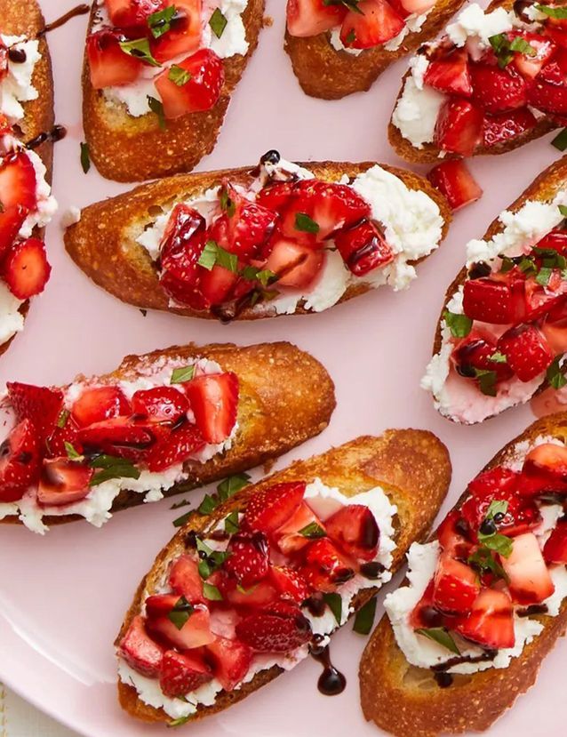 Tartines de fraises et fromage de chèvre