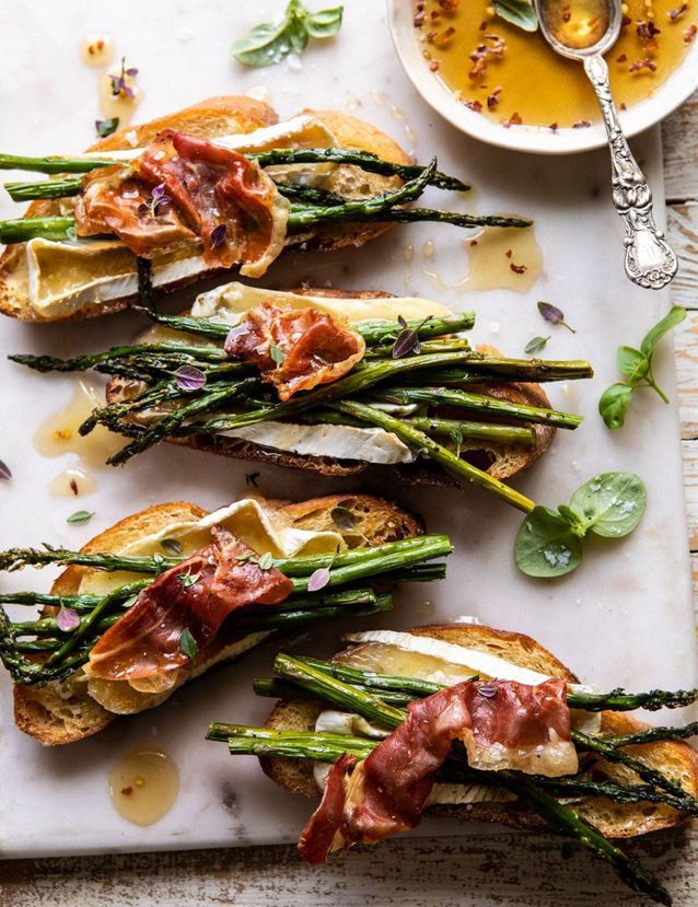 Tartines de prosciutto, asperges et brie