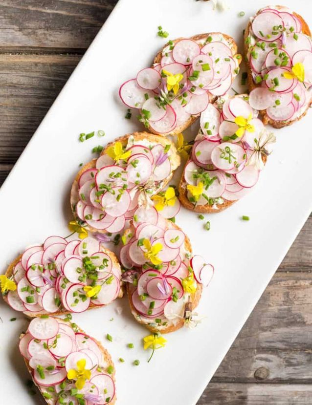 Tartines de radis et beurre de ciboulette