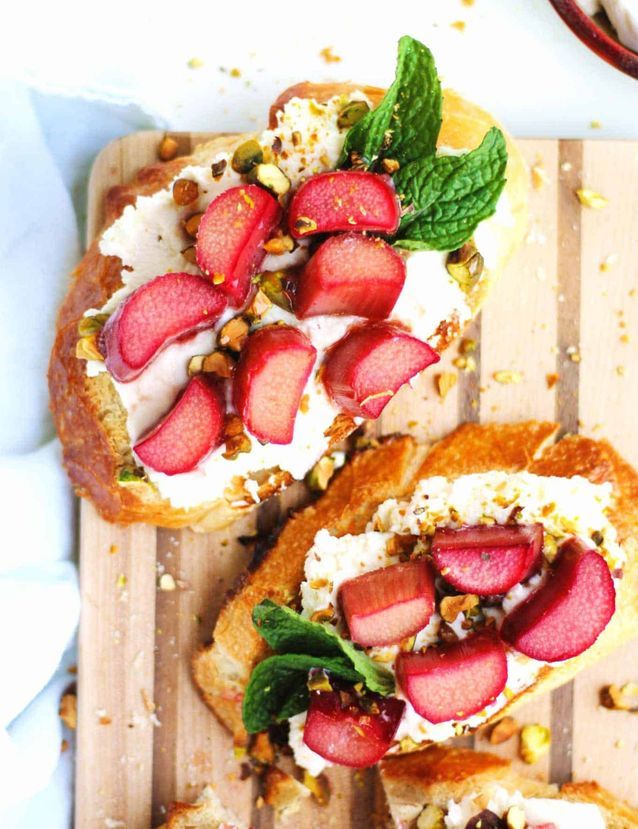 Tartines de rhubarbe au miel, ricotta et pistaches