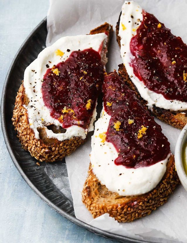 Tartines de ricotta fouettée et confiture de fraise
