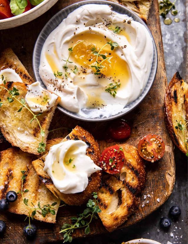 Tartines de ricotta fouettée et tomates marinées