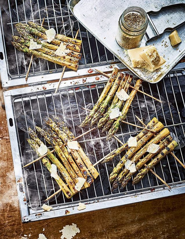 Brochettes d’asperges grillées, sésame, et parmesan