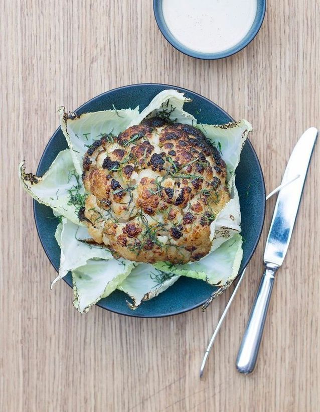 Pieczony kalafior z sosem tahini z cytryną