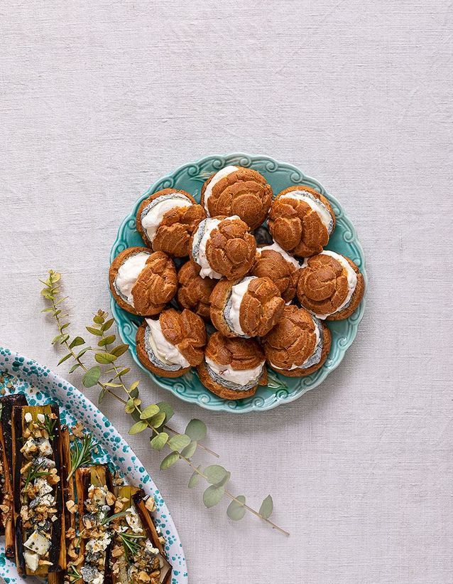 Choux apéro chantilly, tomates confites et sainte-maure