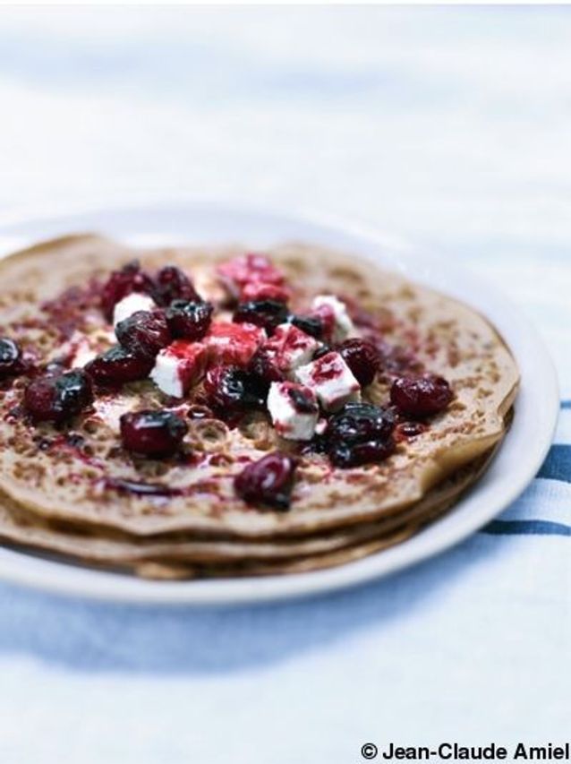 Crêpes à la farine de châtaigne, fromage de brebis et griottes