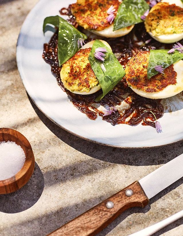 Oeufs farcis et oignons acidulés