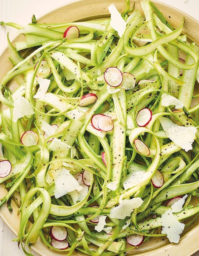 Salade d’asperges crues au parmesan