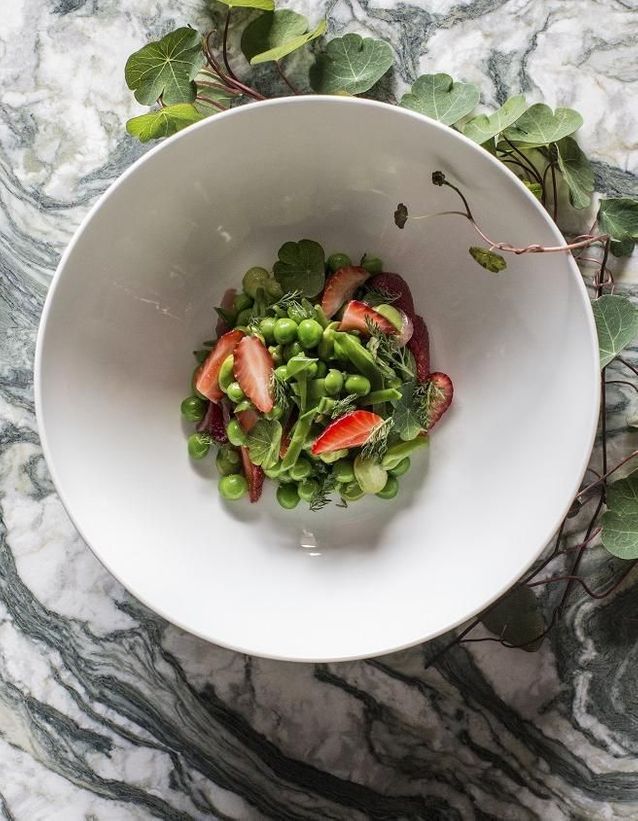 Salade de petits pois, fèves et fraises