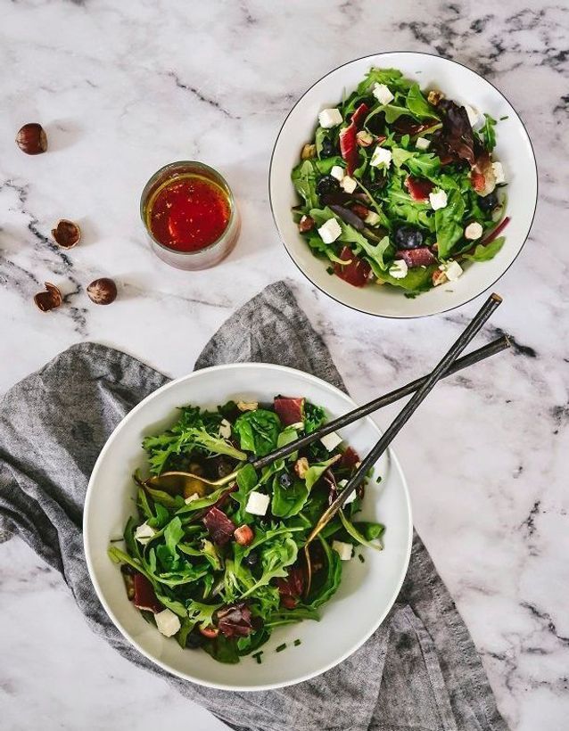 Salade roquette, jambon, feta et noisettes