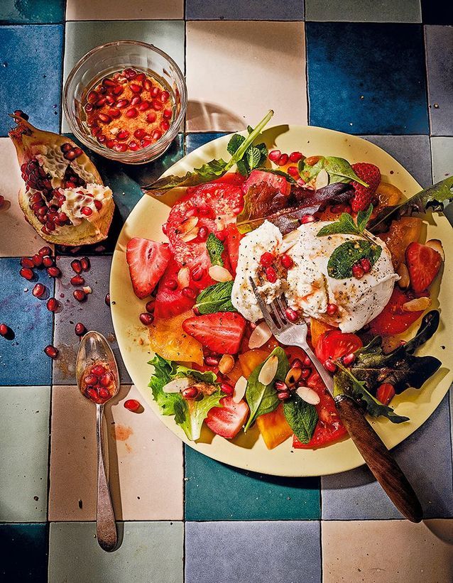 Salade tomates, mozza, fraises et vinaigrette à la grenade