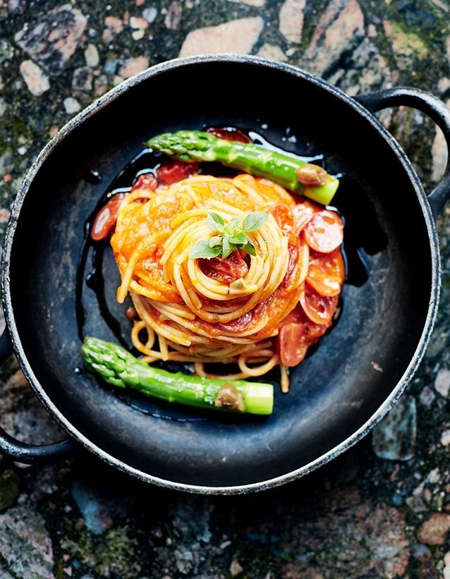Spaghetti à la tomate, aux asperges et à l’ail confit
