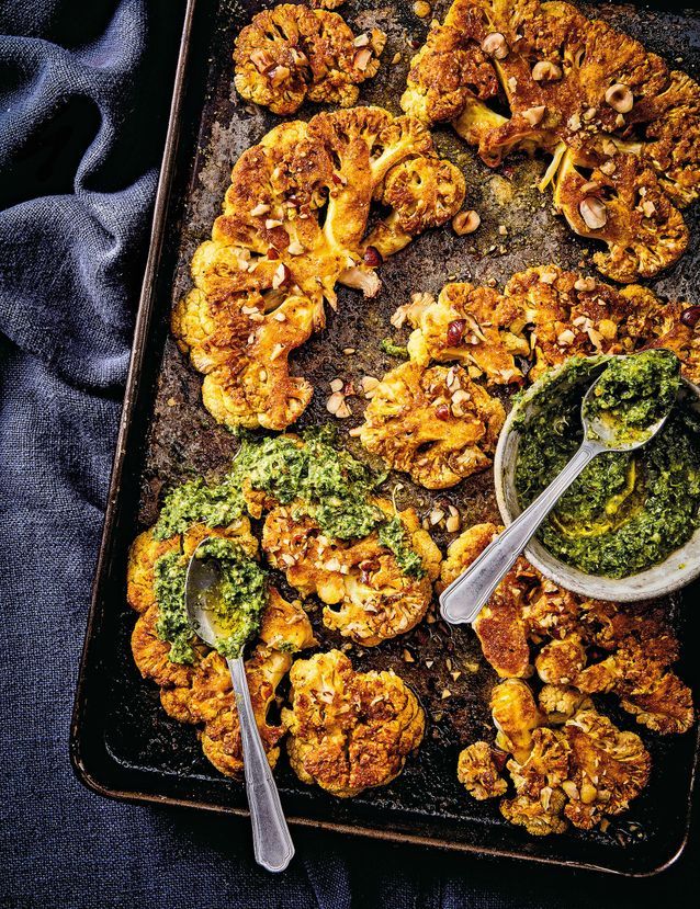 Pieczone plastry kalafiora, pesto z jarmużu i orzechy laskowe