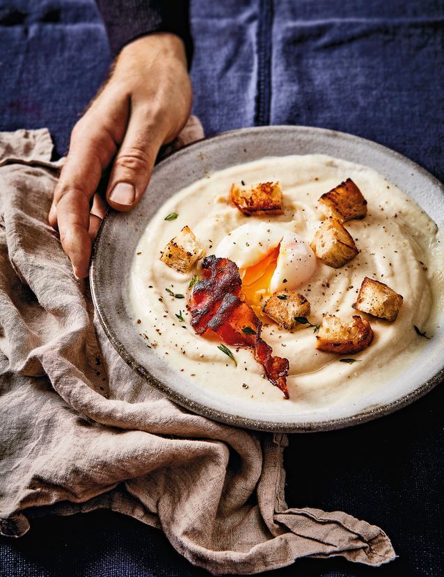 Zupa krem ​​z kalafiora z grzankami i jajkami na miękko