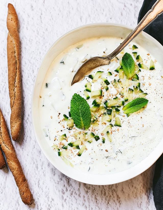 Dip au yaourt grec, concombre, menthe et miel