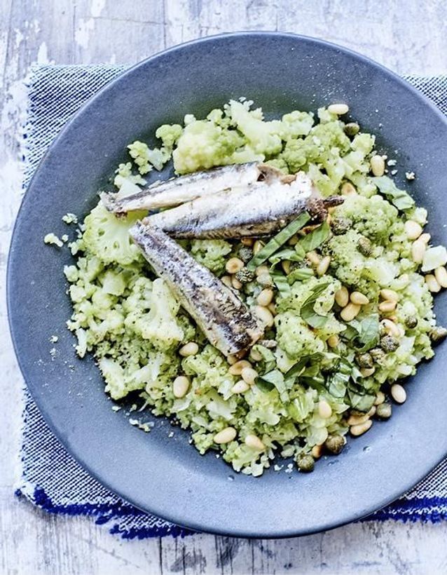 Rozgnieciony zielony kalafior z orzeszkami piniowymi, kaparami i anchois