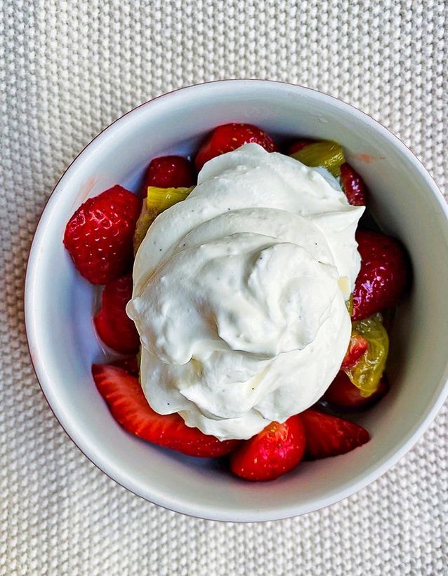 Fraises et rhubarbe à la chantilly de chèvre