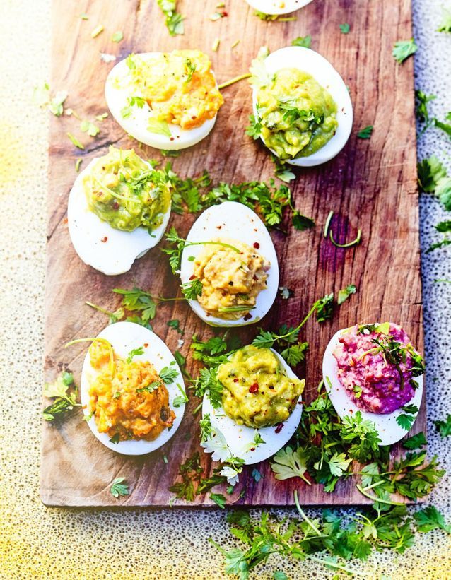 Oeufs mimosa guacamole, poivronnade, et houmous