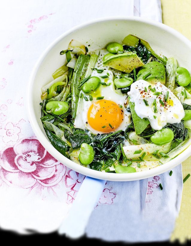 Poêlée de légumes et avocat, oeufs au plat et labné