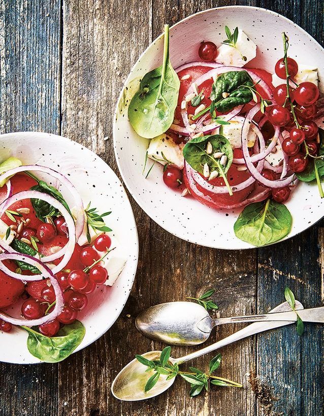 Salade de pastèque, feta, oignons rouges et pousses d’épinards