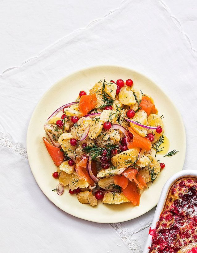 Salade de pommes de terre, truite fumée, oignon rouge et groseilles