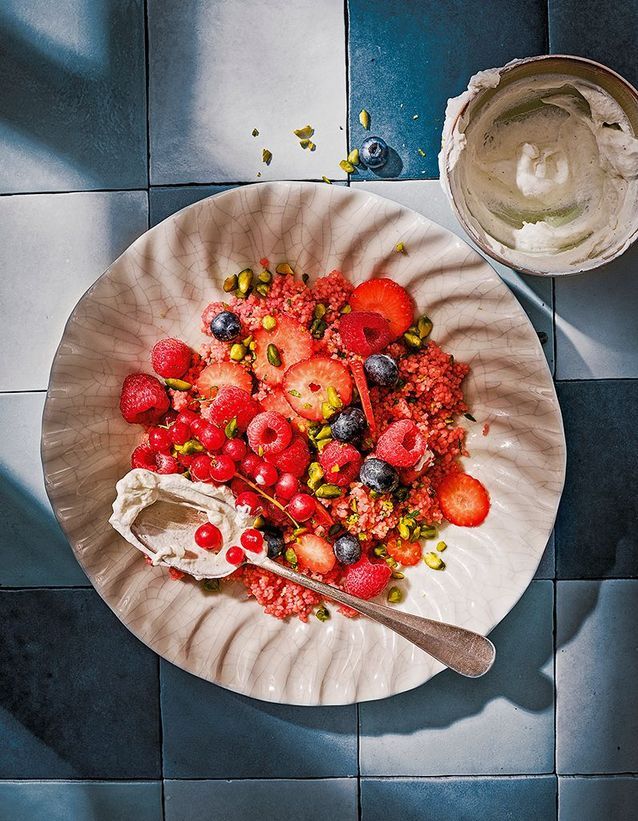 Taboulé dessert aux fruits rouges, pistaches et chantilly vanillée
