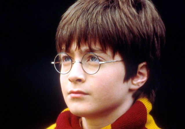 Un Enfant Avec Des Lunettes Qui Disent Harry Potter Dessus
