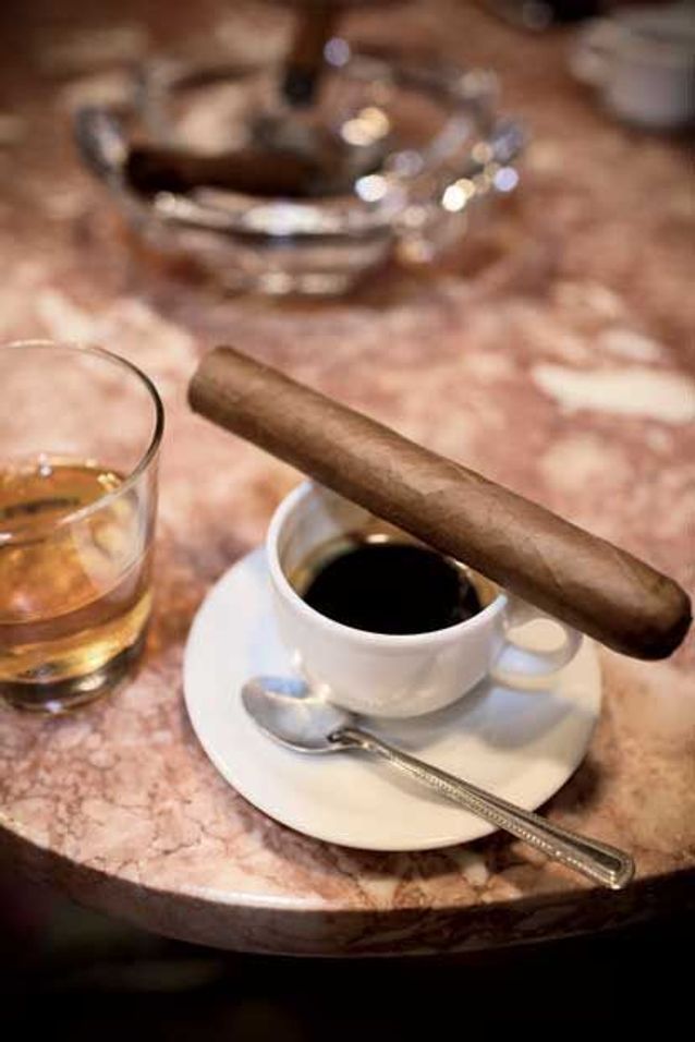 Pour s’essayer à leur café, fort et sucré ou au Havana Club, un de leurs célèbres rhums.