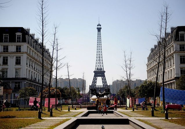 Paris : une réplique miniature de la tour Eiffel construite au pied de la  Dame de fer - Le Parisien