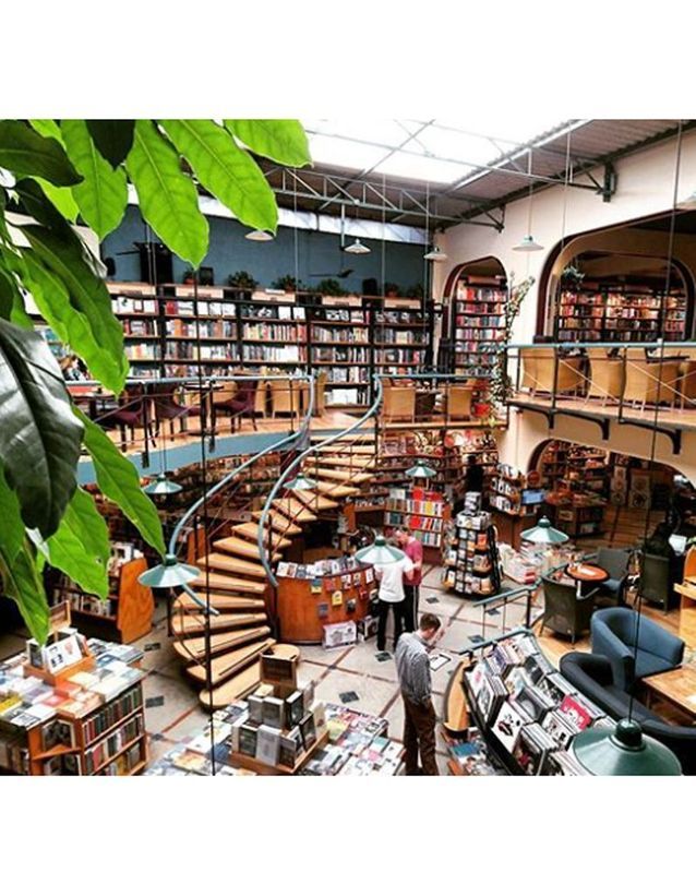 Cafebrería El Péndulo » à Mexico, au Mexique - Ces librairies vont faire  rêver n'importe quel fan de livres ! - Elle
