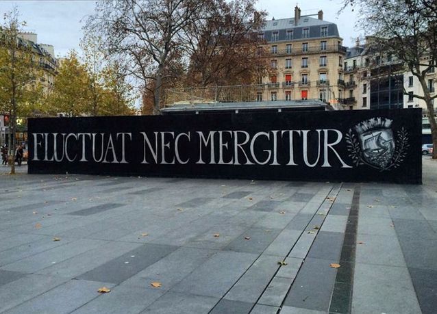 « Fluctuat nec mergitur », place de la République 