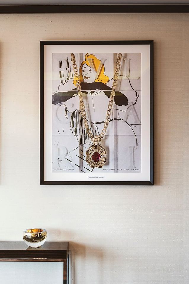 Dans une chambre, une publicité vintage du joaillier… Bulgari rencontre Toulouse-Lautrec !