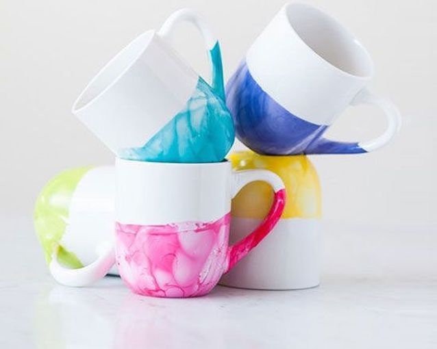 Cadeau fête des mères à faire soi-même : une tasse tie & dye