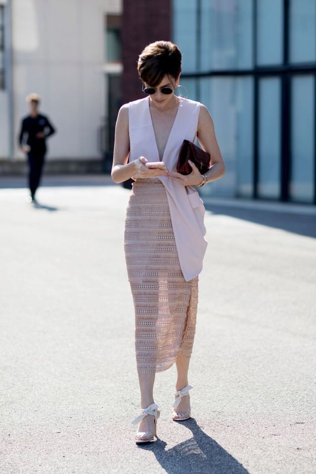 robe transparente en pleine rue
