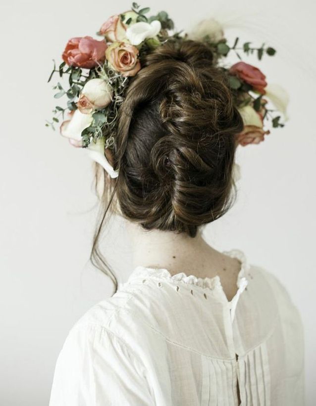 Des fleurs dans les cheveux avec un style vintage Des fleurs dans les cheveux pour un mariage