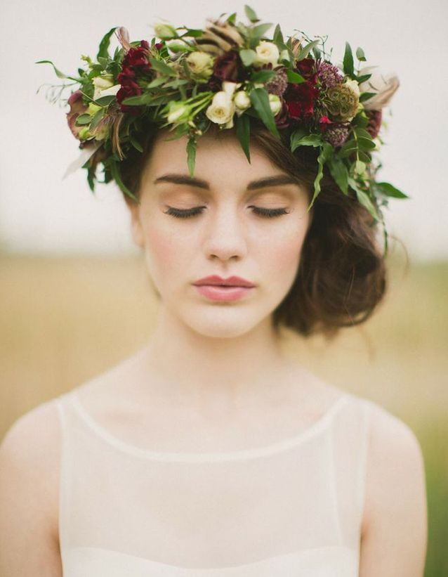 Des fleurs rouges dans les cheveux pour un mariage