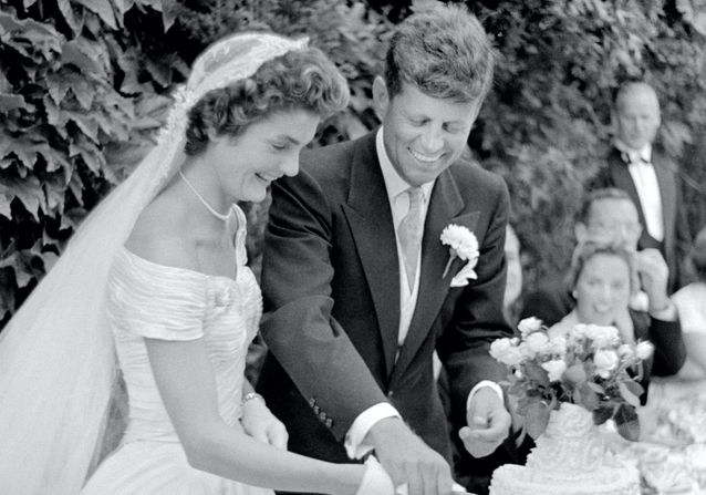 Histoire d’une tenue : la robe de mariée de Jackie Kennedy 