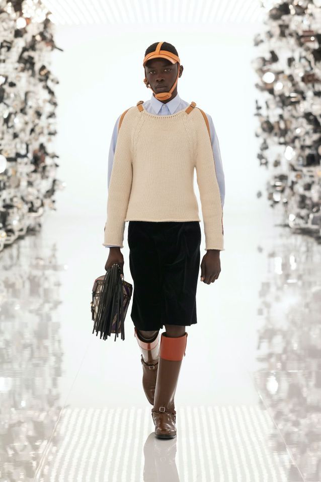 Cet accessoire d’équitation devient une pièce de mode tendance Bombe d equitation Gucci bermuda et pull a sangles - Cet accessoire d’équitation devient une pièce de mode tendance