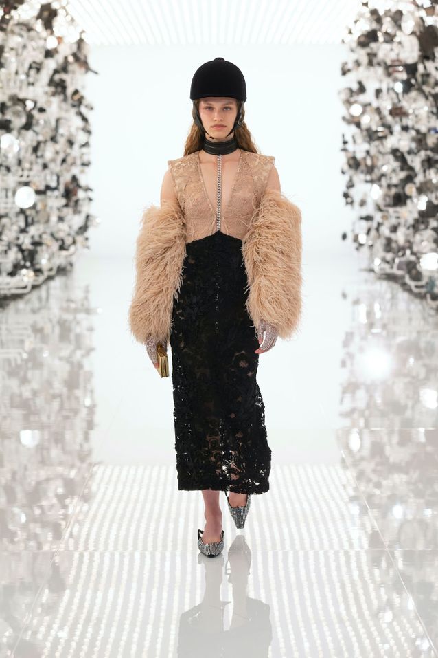 Cet accessoire d’équitation devient une pièce de mode tendance Bombe d equitation Gucci blouse a plumes - Cet accessoire d’équitation devient une pièce de mode tendance