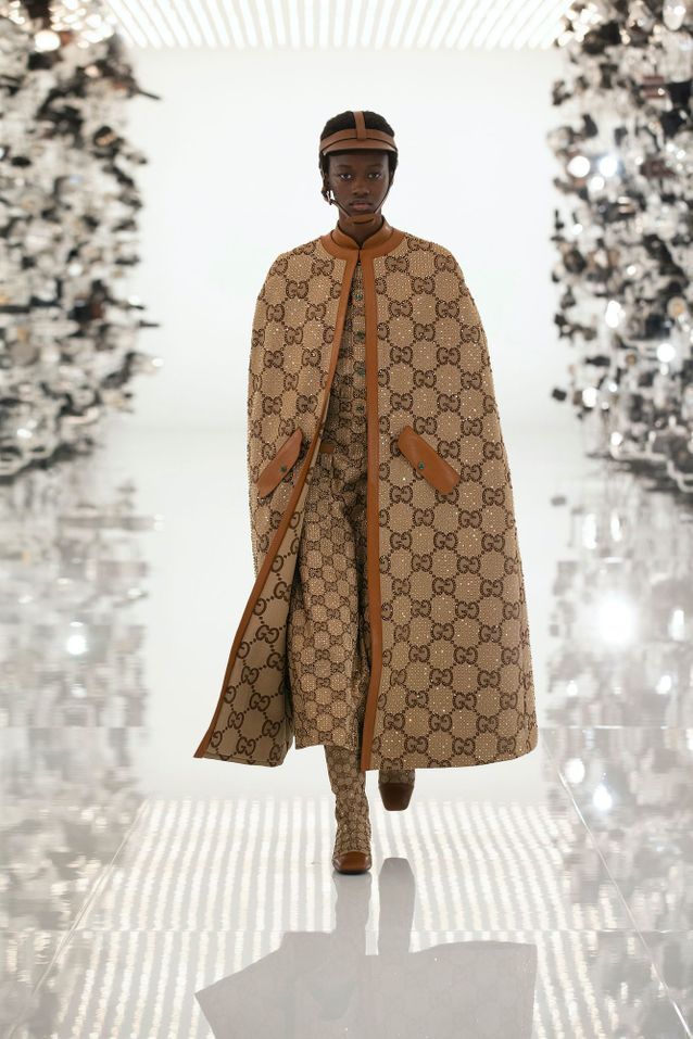 Cet accessoire d’équitation devient une pièce de mode tendance Bombe d equitation Gucci cape monogrammee - Cet accessoire d’équitation devient une pièce de mode tendance