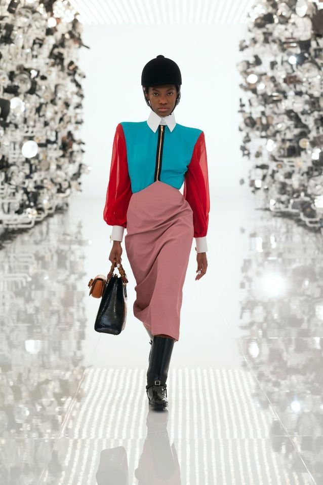 Cet accessoire d’équitation devient une pièce de mode tendance Bombe d equitation Gucci chemisier bicolore - Cet accessoire d’équitation devient une pièce de mode tendance