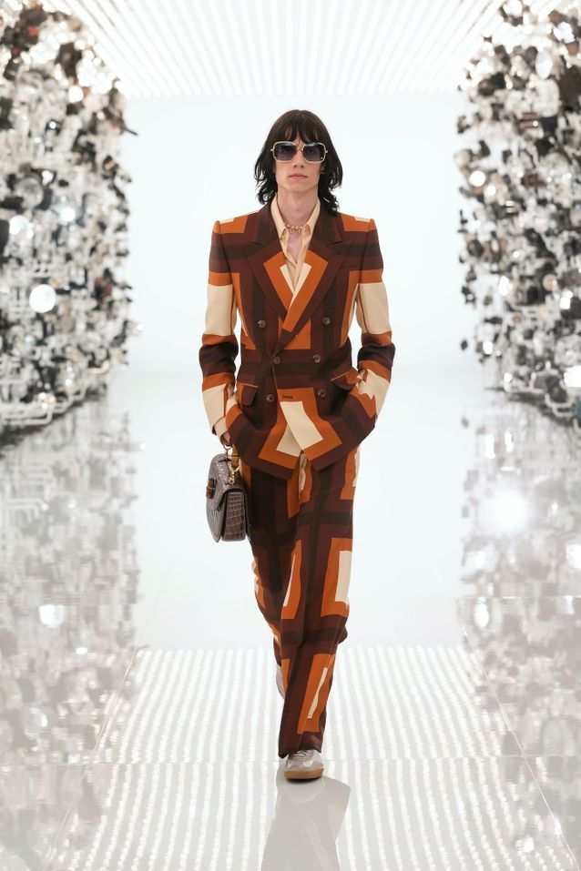 Cet accessoire d’équitation devient une pièce de mode tendance Bombe d equitation Gucci costume a carreaux - Cet accessoire d’équitation devient une pièce de mode tendance
